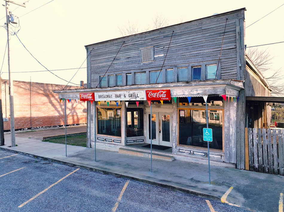 208 Broadway, Nordheim, TX 78141
