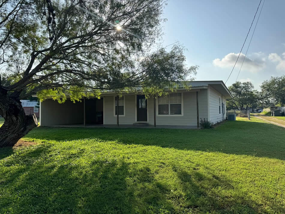 1505 N. Henry, Cuero, TX 77954