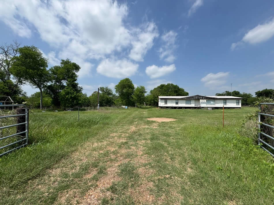 2134 State Hwy 119 S, Yorktown, TX 78164