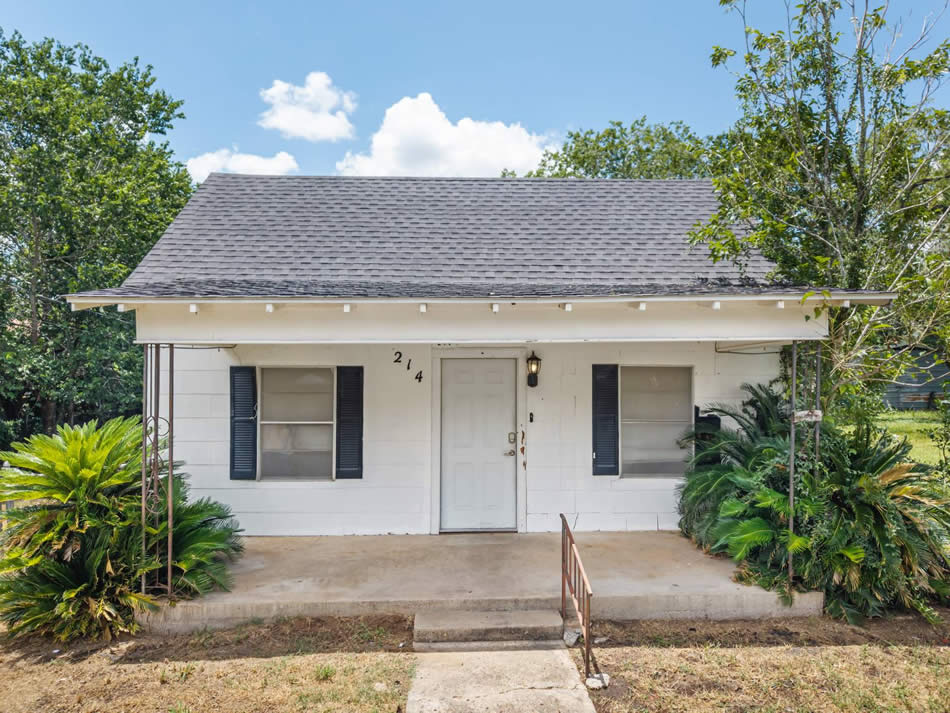 214 McCullough, Cuero, TX 77954