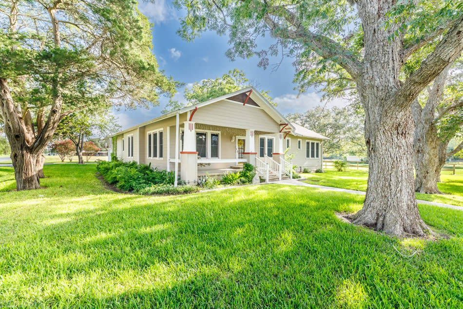 543 W. Seventh St., Yorktown, TX 78164