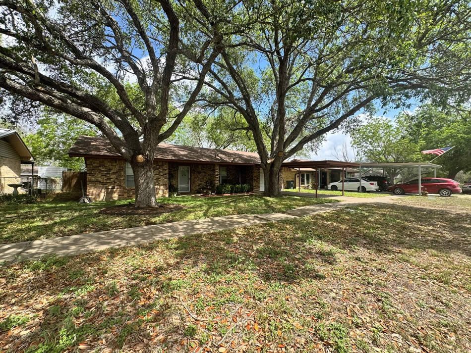 807 W. Tenth St., Yorktown, TX 78164